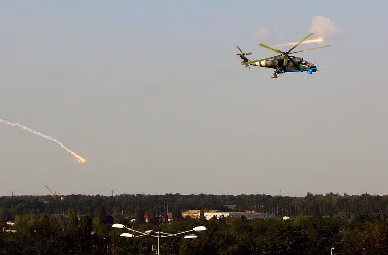 Trực thăng Mi-24 của các lực lượng vũ trang Ukraine bắn pháo sáng ở một khu dân cư gần sân bay Donetsk.