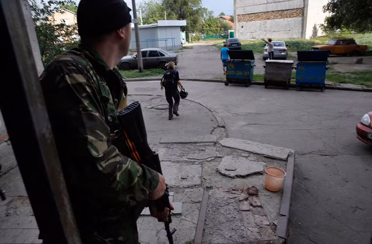 Binh sĩ Tự vệ Donetsk tại ngôi nhà gần sân bay Donetsk trong cuộc đọ súng bên ngoài sân bay Donetsk ngày 26/5.