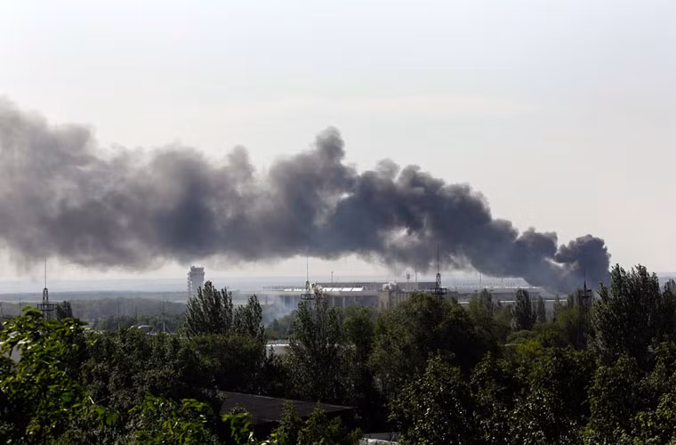 Khói bốc lên từ sân bay Donetsk trong cuộc xung đột đẫm máu giữa các lực lượng Ukraine và lực lượng Tự vệ Donetsk.