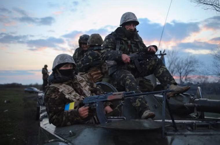 Xe bọc thép của Quân đội Ukraine đóng quân bên ngoài thành phố Sloviansk.