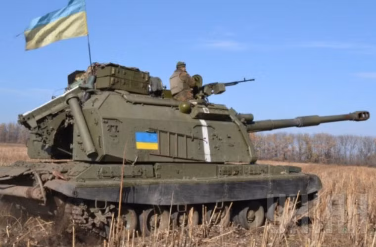 Binh sĩ Ukraine trong tình trạng trực chiến, bảo vệ pháo tự hành.