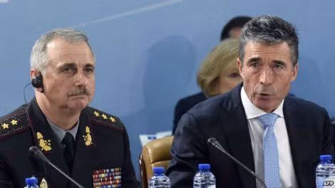Tổng thư ký NATO Anders Fogh Rasmussen và Bộ trưởng Bộ Quốc phòng lâm thời Ukraine Mykhaylo Koval trong cuộc họp giữa các bộ trưởng quốc phòng NATO tại Brussels.