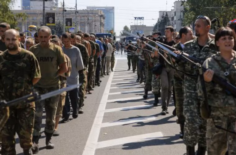 Lực lượng tù binh bị diễu đi ở Donetsk.