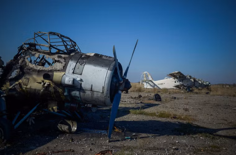 Máy bay AN-2 cháy trong sân bay Lugansk.