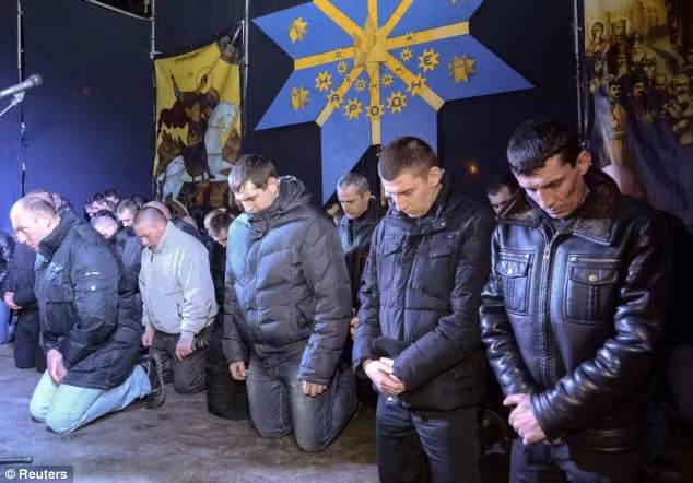 Các thành viên Berkut bị lực lượng Maidan bắt quỳ gối xin lỗi người dân.