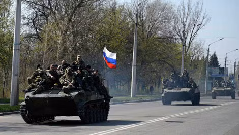 Hình ảnh xe bọc thép của Ukraine chuyển sang mang cờ Nga được RIA Novosti đăng tải.