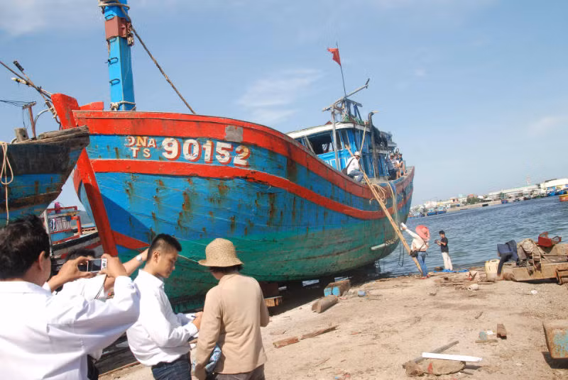 Tàu cá ĐNa 90152 bị tàu Trung Quốc tấn công đâm chìm trên vùng biển Việt Nam.