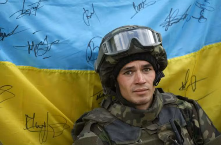 Quân nhân Ukraine theo dõi quá trình trao trả tù binh.