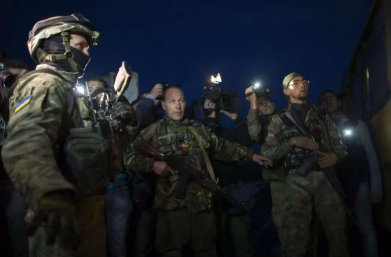 Quân nhân Ukraine và phe ly khai trong quá trình trao đổi tù binh.
