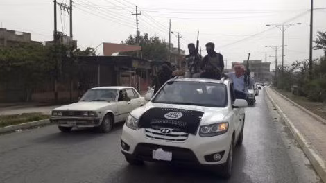 Thành viên ISIL trên đường phố Mosul.