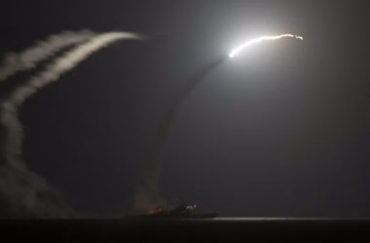 Tên lửa dẫn đường Tomahawk được bắn đi từ tàu khu trục USS Philippine Sea.