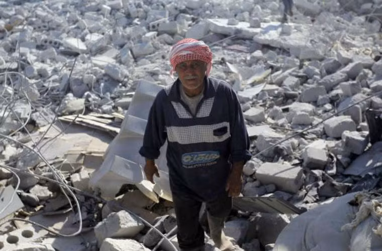 Người già Syria ở khu vực bị máy bay Mỹ không kích.