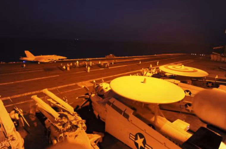Giàn máy bay chiến đấu chuẩn bị thực hiện nhiệm tụ trên tàu sân bay USS George H.W. Bush của Mỹ.