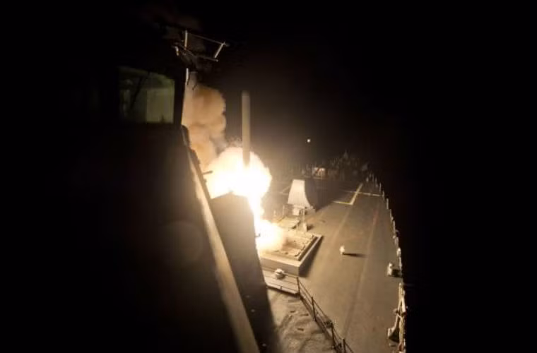 Tên lửa Tomahawk được phóng đi từ tàu khu trục USS Arleigh Burke ở Biển Đỏ ngày 23/9.