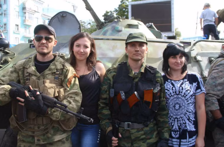 Người dân Lugansk chụp ảnh cùng lực lượng ly khai.