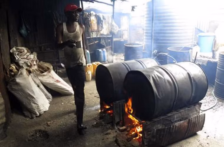 Nạn rượu nấu bất hợp pháp đang trở thành vấn đề nhức nhối ở Kenya khi nhiều người nghèo không đủ tiền mua bia và rượu do các công ty sản xuất.