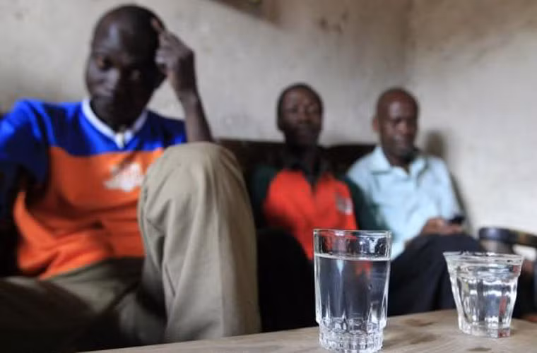 Người dân Kenya đang thưởng thức rượu truyền thống.