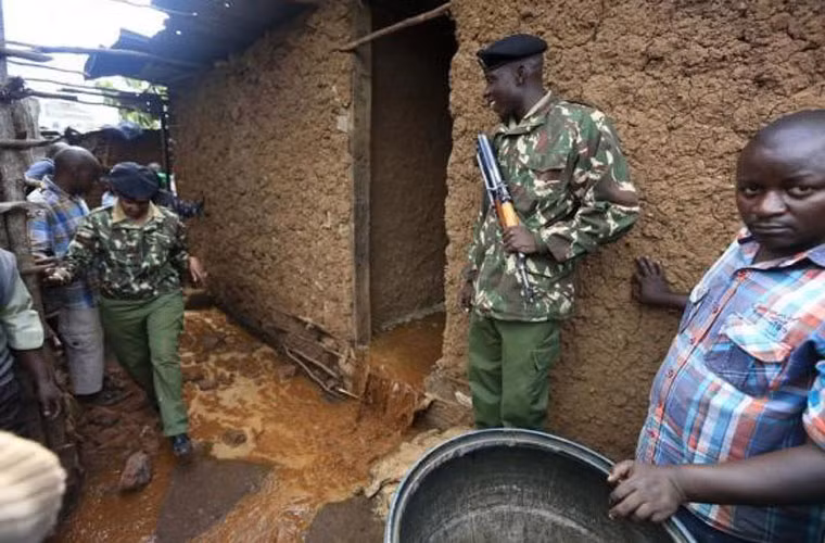 Rượu chảy tràn trên đường làng sau trong chiến dịch truy quét của cảnh sát Kenya.
