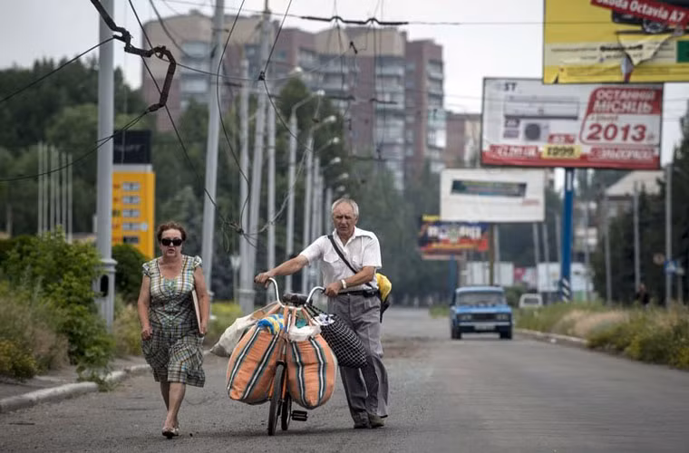 Người dân sơ tán khỏi thành phố bằng mọi phương tiện có được.