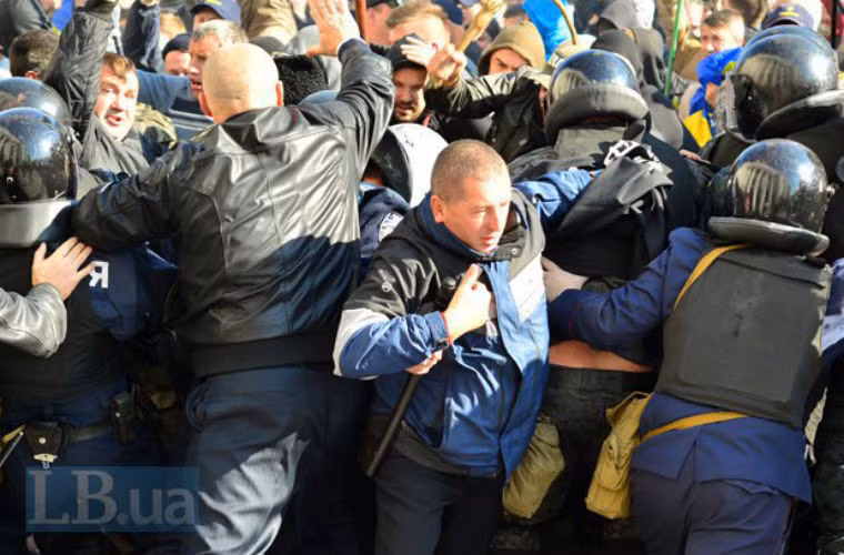 Lực lượng cảnh sát Ukraine vất vả chống đỡ.