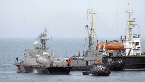 Tàu kéo Nga đang kéo tàu Ukraine ra khỏi Crimea.