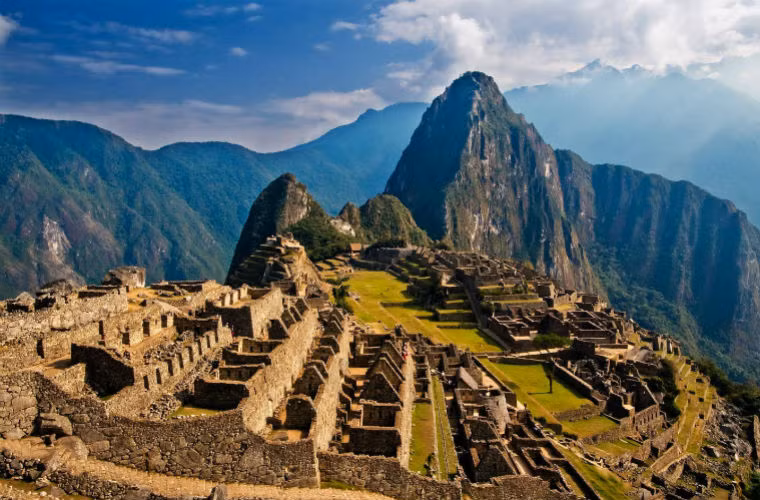 Những tàn tích từ thế kỉ 15 được xây dựng trên những vách đá ở Thung lũng Sacred ở Peru. Những nhà khảo cổ tin rằng nó được xây dựng như là một tài sản của Hoàng đế Inca Pachacuti.