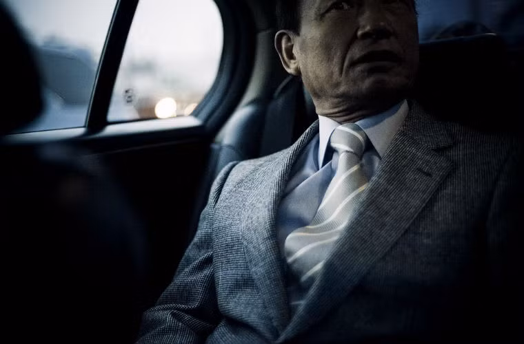 Yakuza có lịch sử vào thời kỳ các sứ quân (Edo, 1603-1867), gồm những nhóm tội phạm nhỏ, chuyên bảo kê cho các chợ phiên sau đó thì làm lính đánh thuê cho các sứ quân. Năm 1881, Yakuza được tập hợp lại trong một tổ chức có tên "Thương hội Biển đen" - chuyên hoạt động trên biển và giết người thuê.