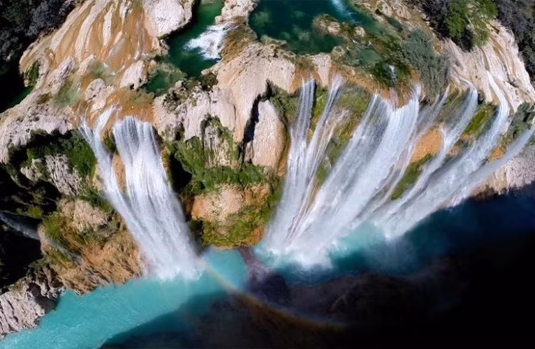 Tháp nước được chụp tại Tamul, Mexico.