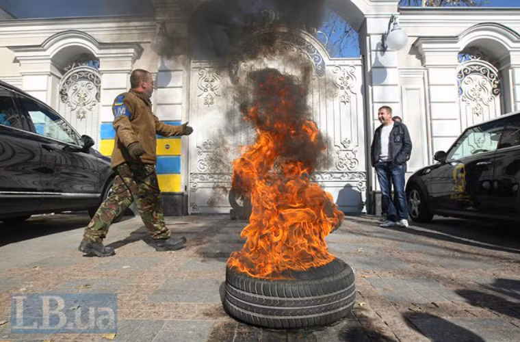 Người biểu tình đốt bánh xe trước cửa dinh thự của ông Poroshenko ở quân Koncha-Zaspa, thành phố Kiev.