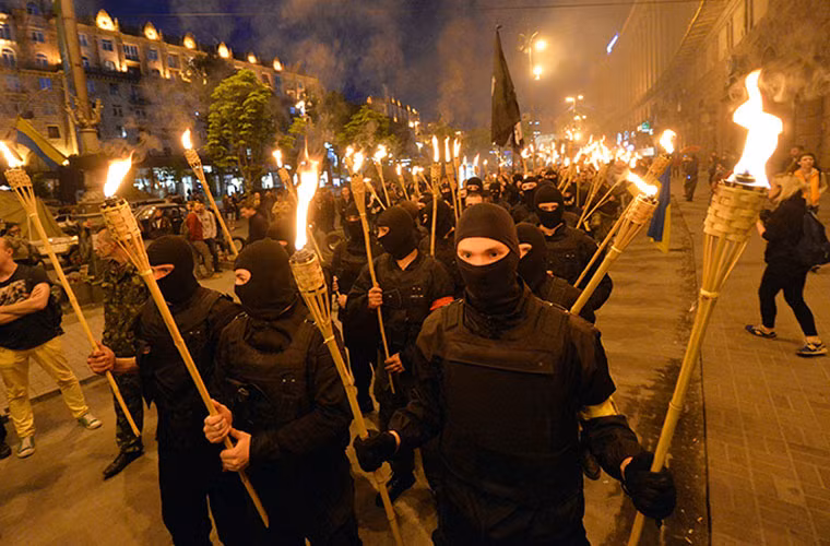Nhóm cực hữu Social-National Assembly tuần hành về phía Quảng trường Maidan nhằm tôn vinh “Những anh hùng Maidan” tại Kiev tối ngày 29/4/2014.