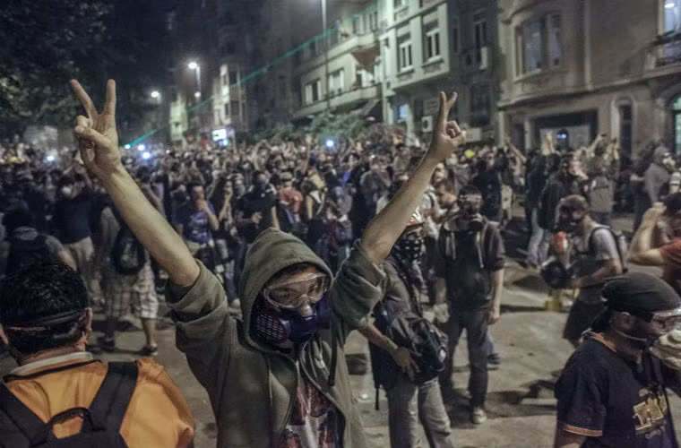 Người biểu tình dựng lô cốt tại quảng trường Taksim, Istanbul, Thổ Nhĩ Kỳ năm 2013.