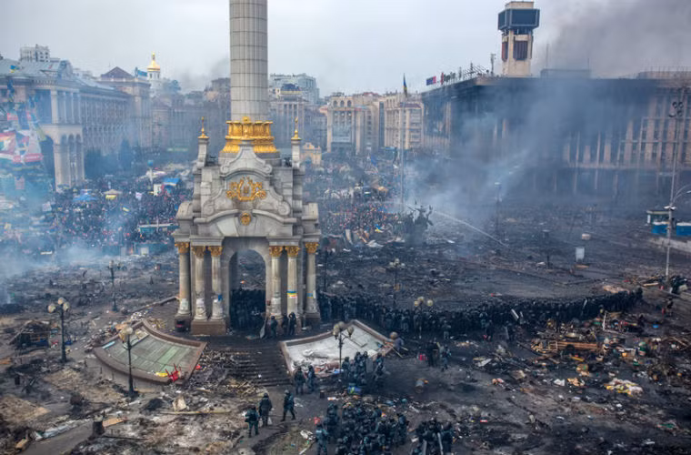Cảnh sát Ukraine đụng độ với người biểu tình ở Quảng trường Độc lập Kiev năm 2014.