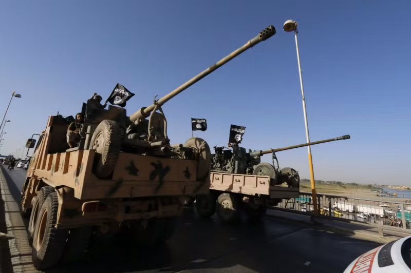 Phiến quân ISIL vận chuyển pháo M198.