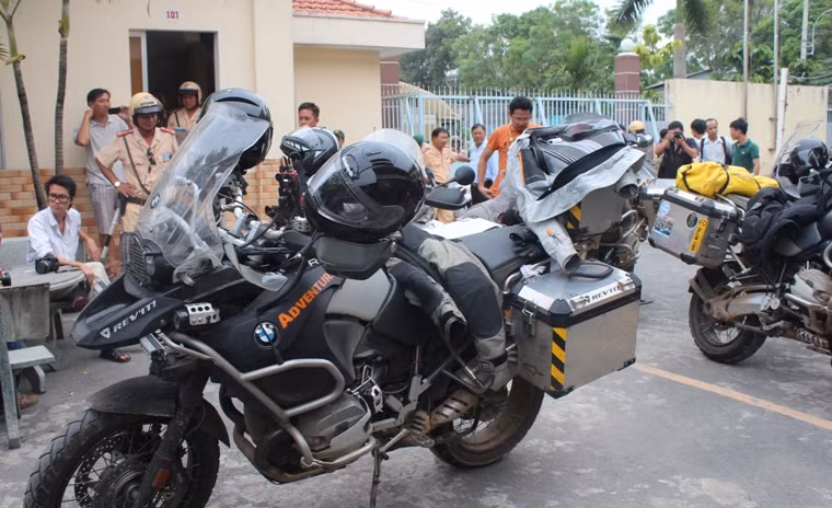 Đội CSGT Rạch Chiếc lập biên bản, tạm giữ tất cả phương tiện vi phạm, chuyển về PC67 thụ lý giải quyết theo thẩm quyền