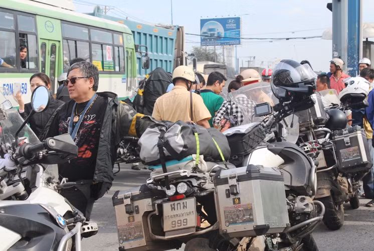 Khi đến gần khu du lịch Suối Tiên (phường Tân Phú, quận 9, TP HCM), những người điều khiển xe ngang nhiên lưu thông vào làn đường cấm xe 2 bánh...