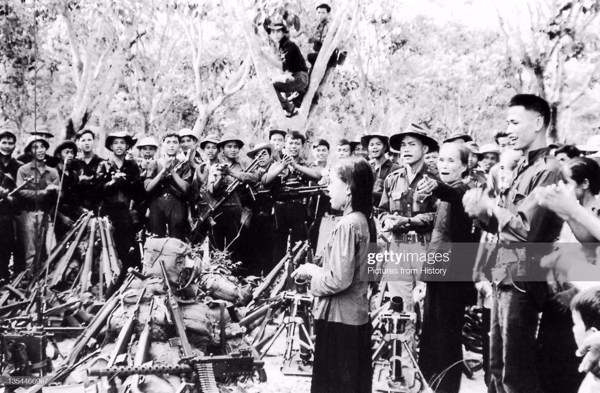 Vũ khí thu giữ từ kẻ địch trong một trận chiến được trưng bày ở Củ Chi năm 1965.