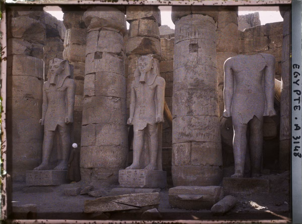 Các cột và tượng trong cung điện của pharaon Ramesses II.