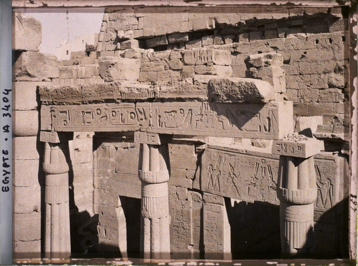 Các kí tự cổ khắc trên cấu kiện kiến trúc thời Ramesses II.