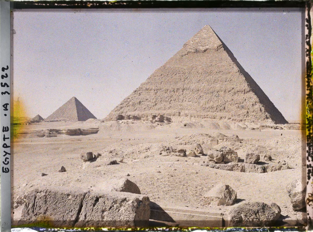 Kim tự tháp Khafre, phía xa là kim tự tháp Menkaure, phía Tây Nam kim tự tháp Kheops.