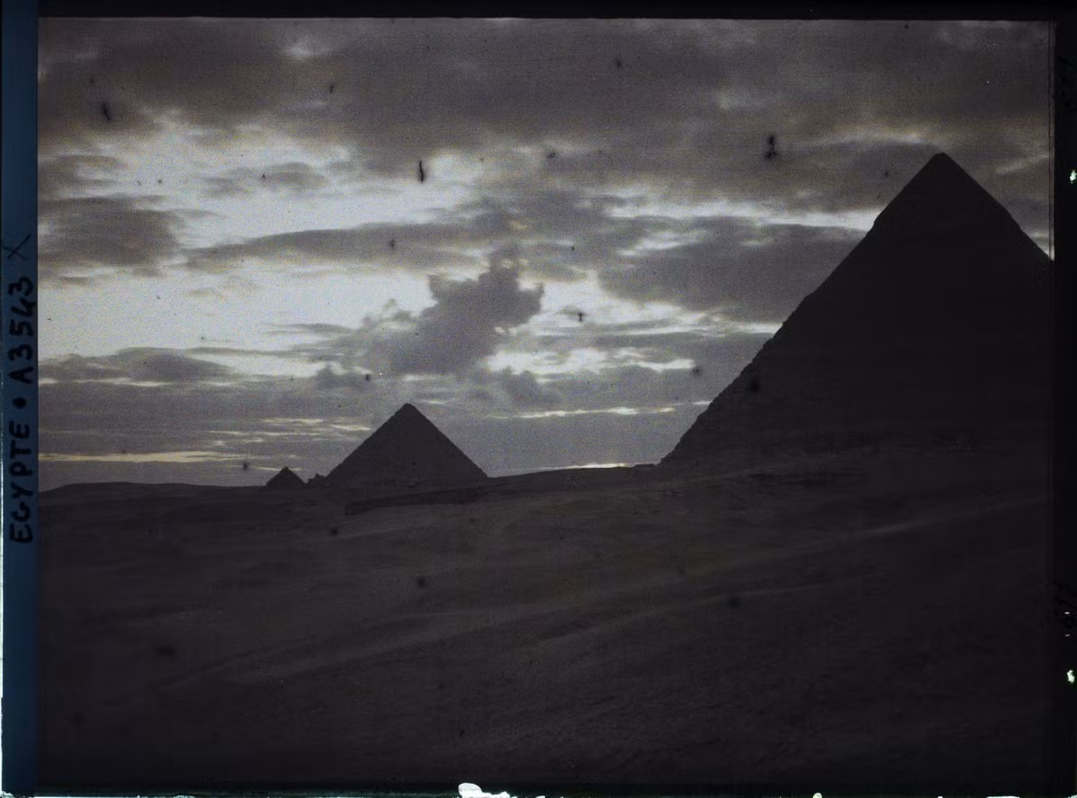 Hoàng hôn trên các kim tự tháp ở Giza.