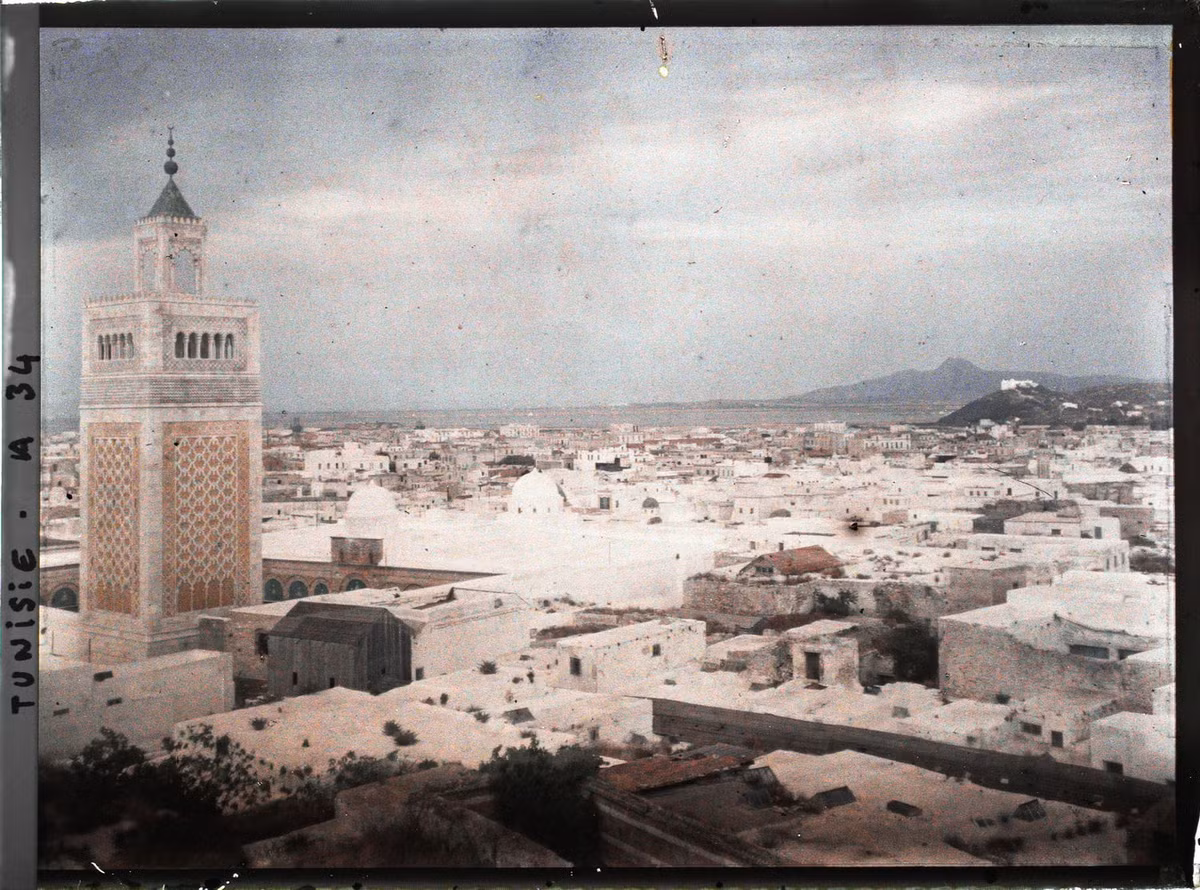 Một góc thành phố Tunis - thổ đô và là thành phố lớn nhất Tunisia - nhìn từ trên cao, khoảng năm 1909-1911. Ảnh: Jules Gervais-Courtellemont / Collections.albert-kahn.hauts-de-seine.fr.