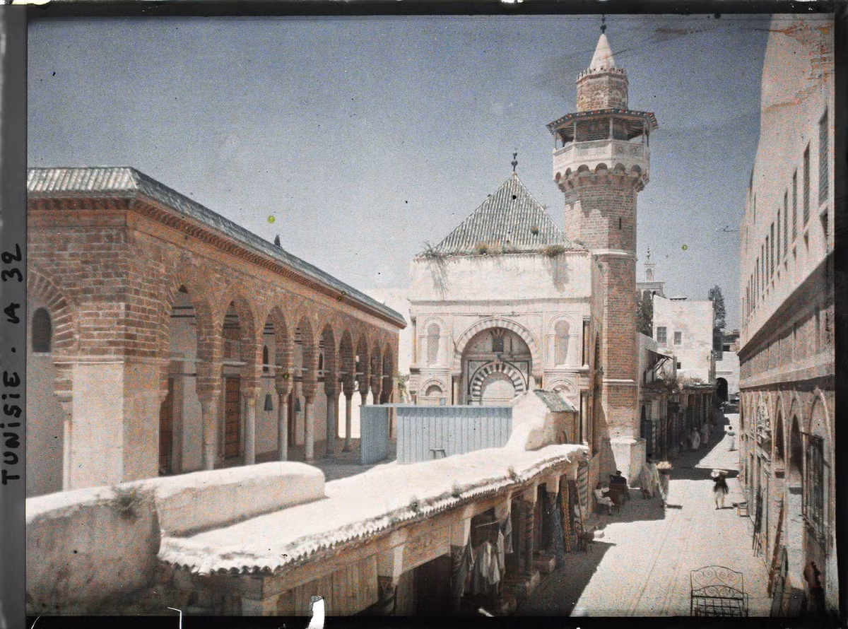Phố Sidi-ben-Ziad và thánh đường Hồi giáo Sidi-Youssef ở khu phố cổ Tunis.