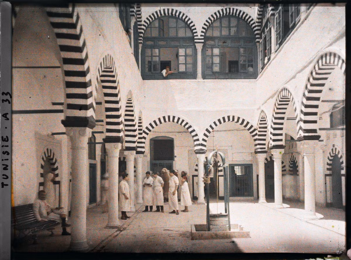 Trên sân trường y khoa - bệnh viện Sadiki ở Tunis.