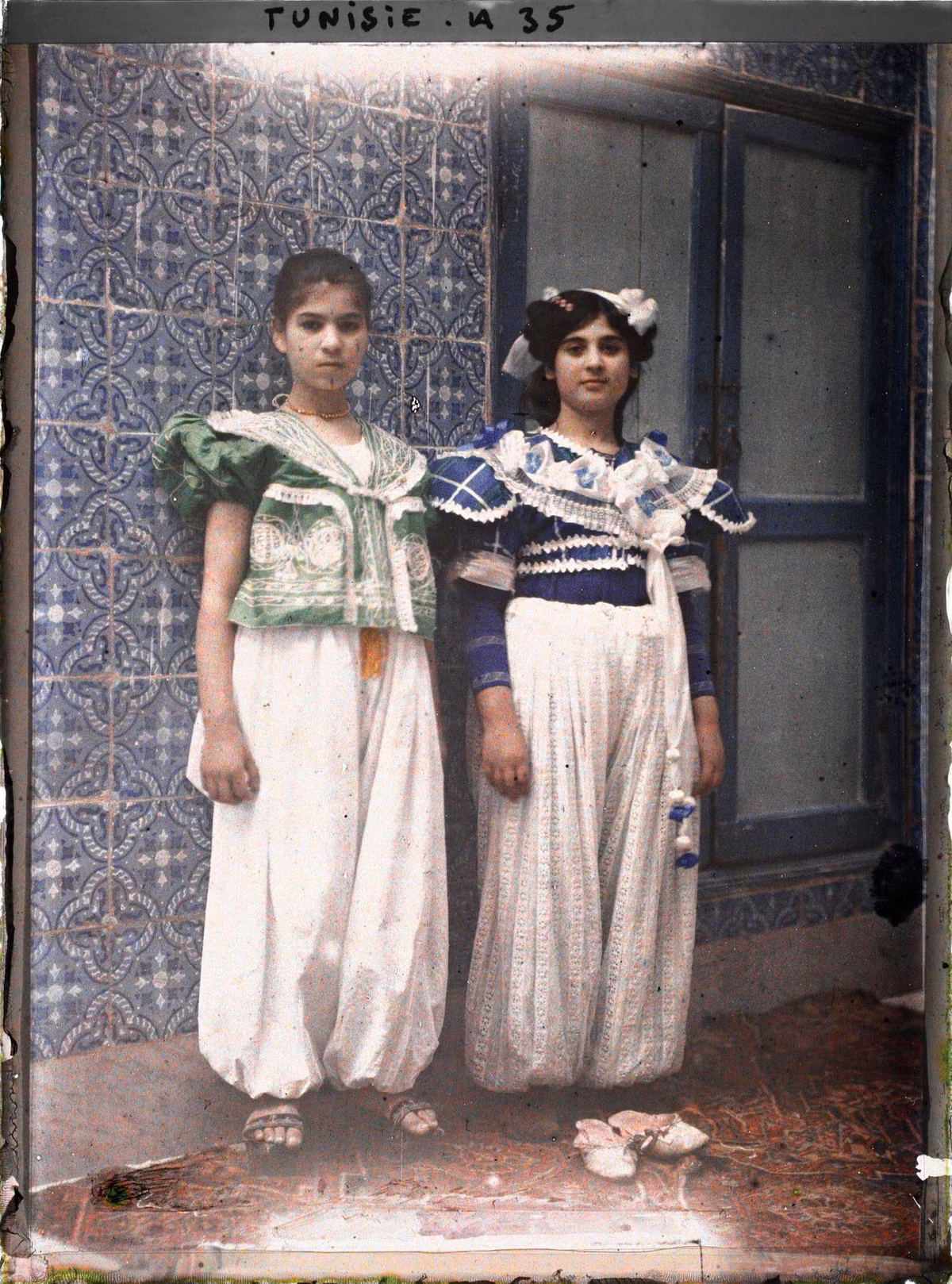Hai cô gái Do Thái trẻ tuổi trên đường phố Tunis.