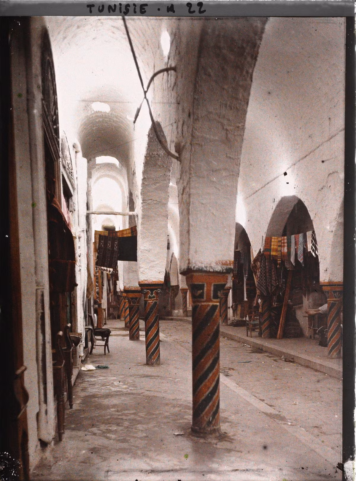 Trong khu chợ Souk-el-Koumach ở khu phố cổ Tunis.