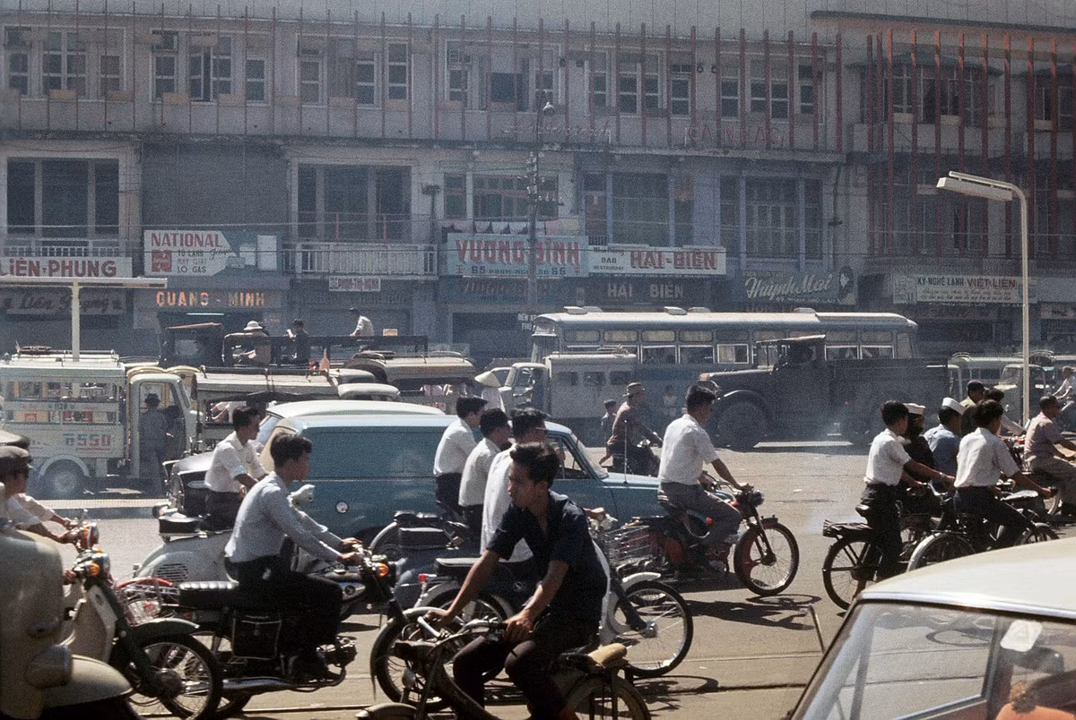Giao lộ Phạm Ngũ Lão – Trần Hưng Đạo, 1967-1968. Ảnh: D. Hoag.