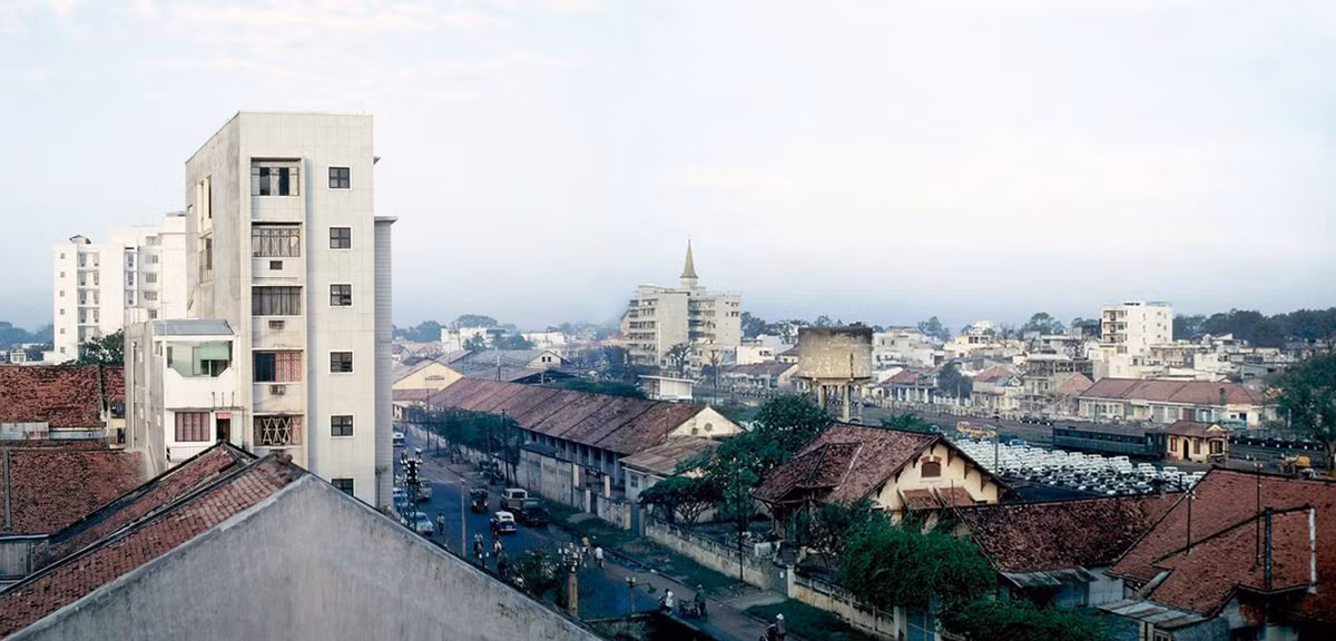 Ga Sài Gòn cũ bên đường Phạm Ngũ Lão, nay là công viên 23/9, 1967-1968. Ảnh: D. Hoag.