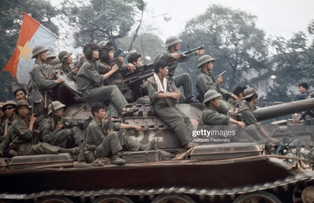 Sài Gòn ngày 30/4/1975 qua ảnh độc của nhiếp ảnh gia Pháp - Hình 3 Sai Gon ngay 30/4/1975 qua anh doc cua nhiep anh gia Phap-Hinh-3