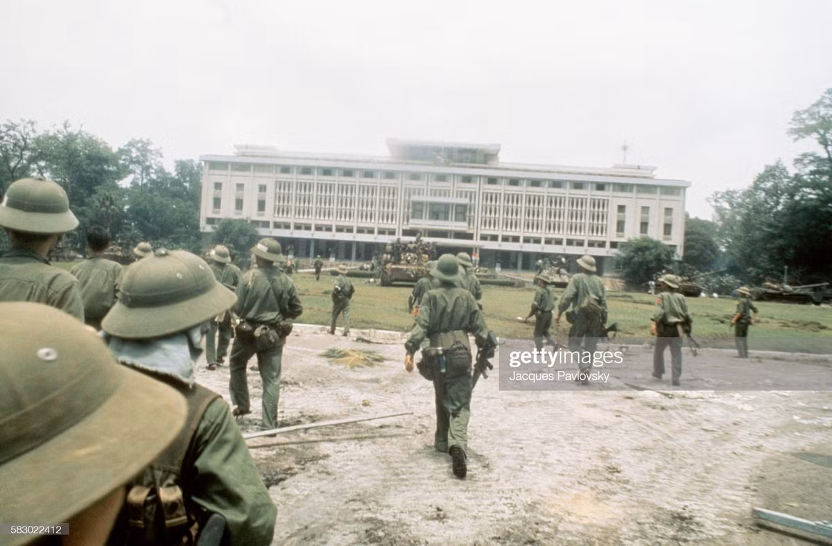 Bộ đội Giải phóng kiểm soát Dinh Độc Lập.