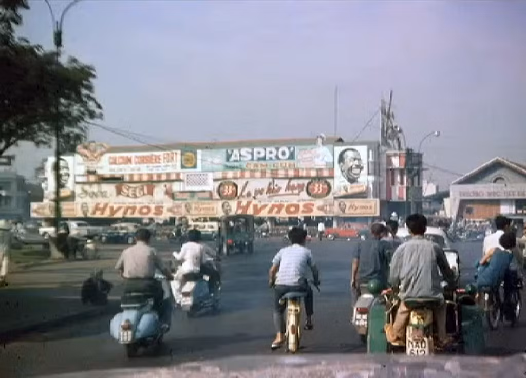 Giao thông ở khu vực bùng binh Quách Thị Trang trước chợ Bến Thành, Sài Gòn năm 1967-1968. Ảnh: H. Laggart Flickr.